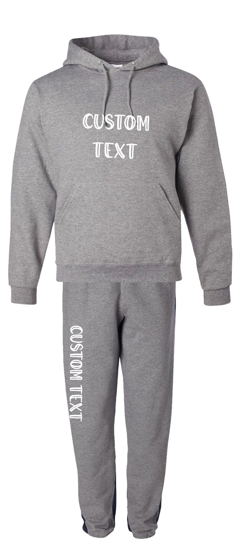 Pode incluir: Conjunto de moletom com capuz e cal&ccedil;as de moletom cinza. O moletom tem um bolso frontal e um capuz com cord&atilde;o. O texto "CUSTOM TEXT" &eacute; impresso em branco na frente do moletom e na perna esquerda das cal&ccedil;as. As cal&ccedil;as t&ecirc;m uma faixa azul marinho na lateral.