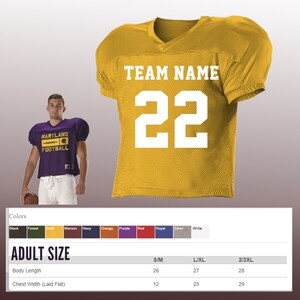 Peut inclure: Un maillot de football dor&eacute; avec le texte "TEAM NAME" et le num&eacute;ro "22" en blanc. Le maillot est pr&eacute;sent&eacute; avec une personne portant un maillot de football violet avec le texte "MARYLAND FOOTBALL". L'image montre &eacute;galement un nuancier et des informations de taille.