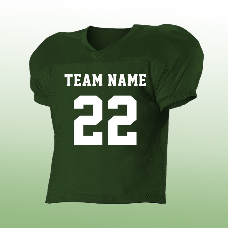Peut inclure: Maillot de football vert fonc&eacute; avec des lettres et des chiffres blancs. Le maillot porte le texte "TEAM NAME" au-dessus du num&eacute;ro "22". Le maillot a un col en V et des &eacute;paulettes.