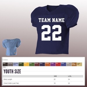 Peut inclure: Maillot de football bleu marine pour jeunes avec le texte "TEAM NAME" au-dessus du num&eacute;ro "22" en blanc. Un plus petit maillot bleu clair est &agrave; gauche. L'image montre &eacute;galement un nuancier et des informations de taille.