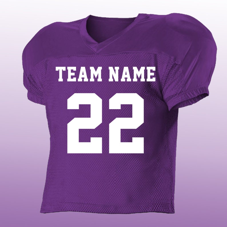 Peut inclure: Maillot de football am&eacute;ricain violet avec des lettres et des chiffres blancs. Le texte "TEAM NAME" est affich&eacute; au-dessus du num&eacute;ro "22". Le maillot a un col en V et des &eacute;paules rembourr&eacute;es.