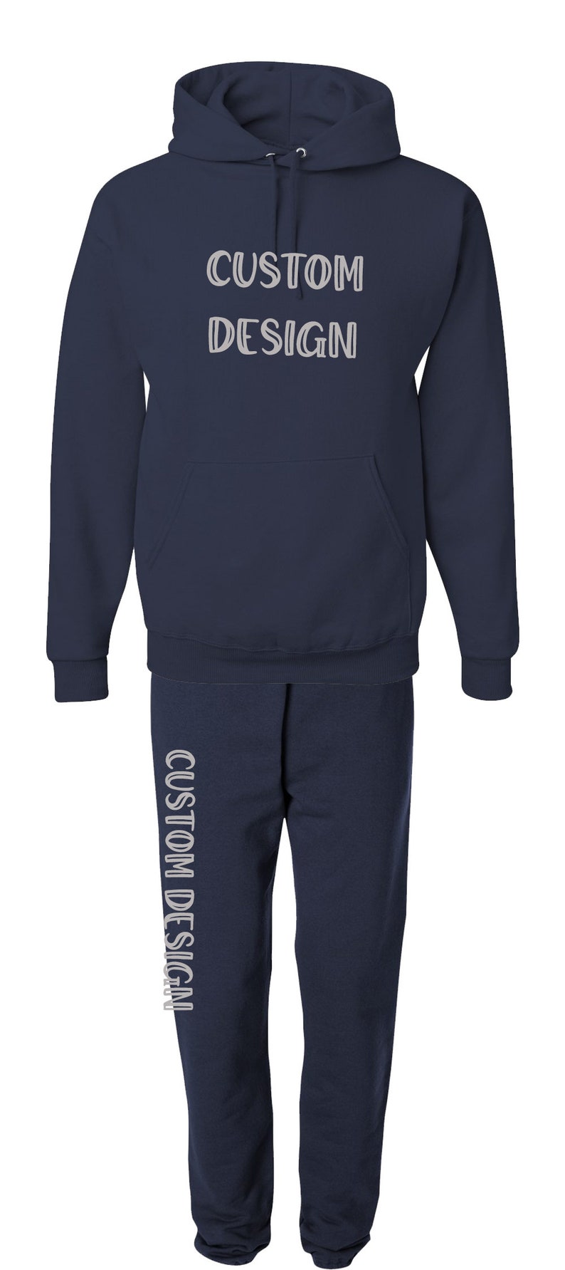 Pode incluir: Conjunto de moletom com capuz e cal&ccedil;as de moletom azul marinho. O moletom tem um bolso frontal e o texto "CUSTOM DESIGN" impresso na frente. As cal&ccedil;as de moletom tamb&eacute;m t&ecirc;m o texto "CUSTOM DESIGN" impresso verticalmente na perna esquerda.
