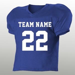 Peut inclure: Un maillot de football bleu roi avec le texte "TEAM NAME" au-dessus du num&eacute;ro "22" en blanc. Le maillot a un col en V et des &eacute;paules rembourr&eacute;es. Le tissu a une texture en maille.