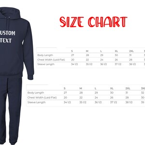 Pode incluir: Conjunto de moletom com capuz e cal&ccedil;as de treino azul marinho com o texto "CUSTOM TEXT" em branco. A imagem inclui uma tabela de tamanhos com medidas em cm para o comprimento do corpo, largura do peito e comprimento da manga.