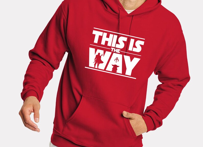 Puede incluir: Sudadera con capucha roja con un gr&aacute;fico blanco que dice "THIS IS THE WAY" con siluetas de personajes. La sudadera tiene un bolsillo delantero y una capucha con cord&oacute;n.