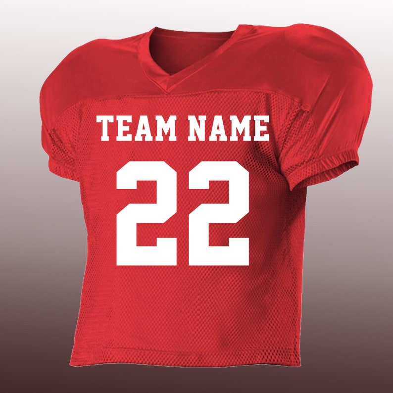 Peut inclure: Un maillot de football am&eacute;ricain rouge avec des lettres et des chiffres blancs. Le maillot affiche le texte "TEAM NAME" au-dessus du num&eacute;ro "22". Le maillot a un col en V et des &eacute;paules rembourr&eacute;es.