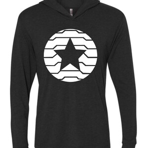 K&ouml;nnte beinhalten: Ein schwarzes Kapuzen-Langarmshirt mit einem wei&szlig;en Stern-Design in einem Kreis. Der Stern ist vollfl&auml;chig, und der Kreis besteht aus horizontalen Linien. Das Shirt hat eine l&auml;ssige Passform.