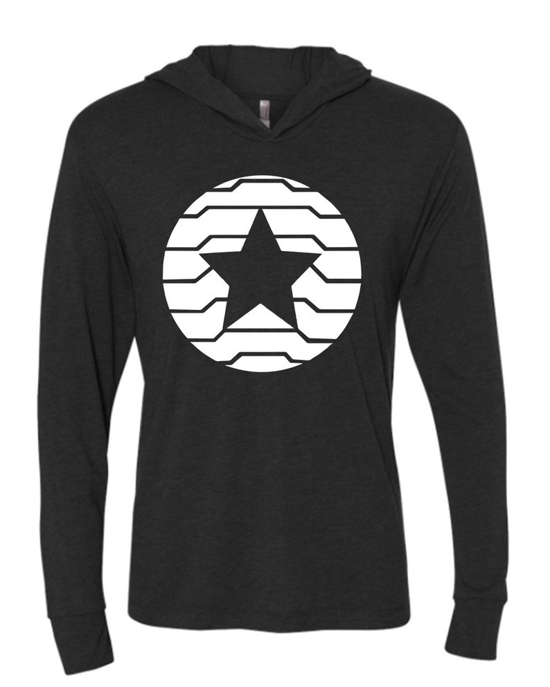 K&ouml;nnte beinhalten: Ein schwarzes Kapuzen-Langarmshirt mit einem wei&szlig;en Stern-Design in einem Kreis. Der Stern ist vollfl&auml;chig, und der Kreis besteht aus horizontalen Linien. Das Shirt hat eine l&auml;ssige Passform.