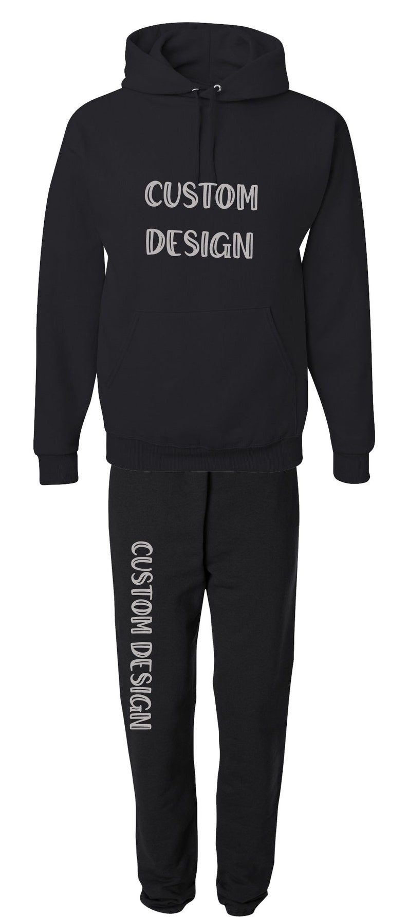 Pode incluir: Conjunto preto de moletom com capuz e cal&ccedil;as de moletom. O moletom tem um bolso frontal e um capuz com cord&atilde;o. O texto "CUSTOM DESIGN" &eacute; impresso na frente do moletom e na lateral das cal&ccedil;as.