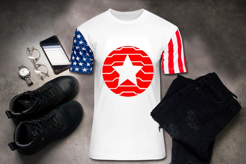 Puede incluir: Camiseta blanca con un dise&ntilde;o de estrella roja dentro de un c&iacute;rculo rojo. La manga izquierda tiene un patr&oacute;n de estrellas azules y blancas, y la manga derecha tiene rayas rojas y blancas. Botas negras, vaqueros, reloj, gafas y tel&eacute;fono.