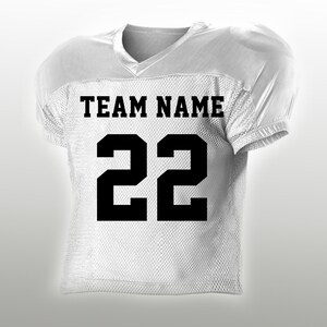 Peut inclure: Maillot de football blanc avec le texte "TEAM NAME" au-dessus du num&eacute;ro "22" en noir. Le maillot a un design en mesh et des &eacute;paulettes.