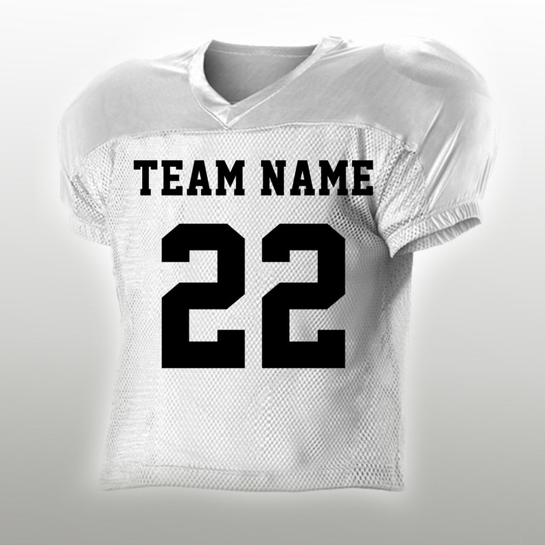 Peut inclure: Maillot de football blanc avec le texte "TEAM NAME" au-dessus du num&eacute;ro "22" en noir. Le maillot a un design en mesh et des &eacute;paulettes.