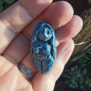 Minigöttin mit Sockel