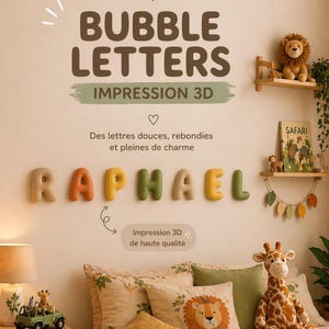 Peut inclure: Décoration murale de chambre d'enfant avec le prénom "RAPHAEL" en lettres bulles 3D colorées. La pièce est ornée de coussins sur le thème du safari, d'une girafe en peluche et d'un lion en peluche. Le texte "BUBBLE LETTERS" et "IMPRESSION 3D" sont également visibles.