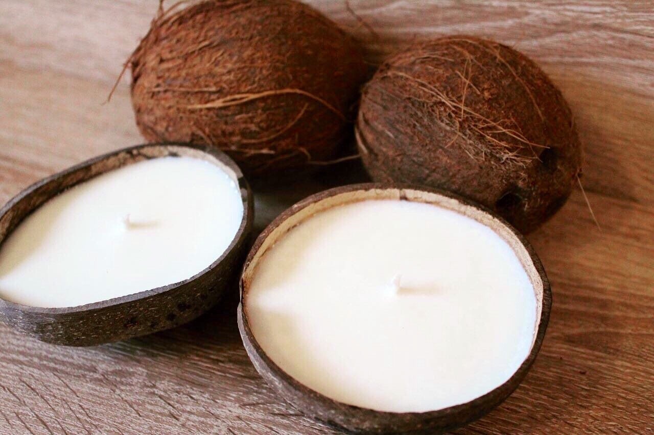 украсить свечу из кокоса. свеча в кокосе. соево кокосовые свечи. аромасвечи в кокосе. свеча в кокосе.