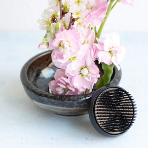 Wazakura 2PCS Minoyaki Japanese Ikebana Tool Kit [Small Round Black Ceramic Flower Vase + 2 inch Black Kenzan Pin Frog]