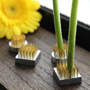 Wazakura 4 STÜCKE Mini Ikebana Kenzan 1 &quot;(24 mm) MADE IN JAPAN, Blumenarranging Pin Frosch, runder quadratischer Messing-japanischer Blumenhalter