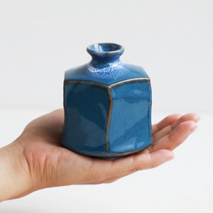 Wazakura Minoyaki kleine Ikebana-bloemknopvaas gemaakt in Japan, handgeschilderde vaas met blauw bloemstuk - zeshoekige blauwe vaas