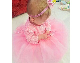 Abito Eleanor rosa da bambina in pizzo e tulle con fascia per capelli a corona gratuita