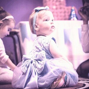 Abito da bambina Delilah in pizzo lavanda e tulle e fascia per capelli gratuita immagine 3