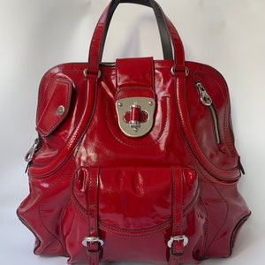Bolso tote Novak Biker auténtico de Alexander McQueen en charol rojo vintage. Talla grande.