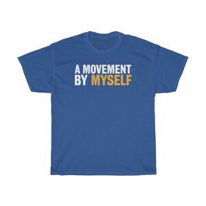 以下が含まれることがあります： ロイヤルブルーのTシャツに、白とオレンジの文字で「A MOVEMENT BY MYSELF」と書かれています。