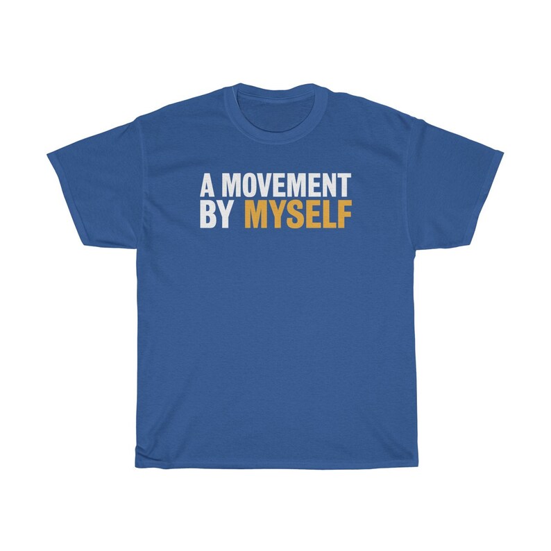 以下が含まれることがあります： ロイヤルブルーのTシャツに、白とオレンジの文字で「A MOVEMENT BY MYSELF」と書かれています。