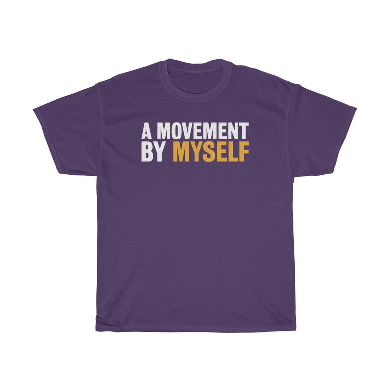 以下が含まれることがあります： 白とオレンジの文字で「A MOVEMENT BY MYSELF」と書かれた紫色のTシャツ
