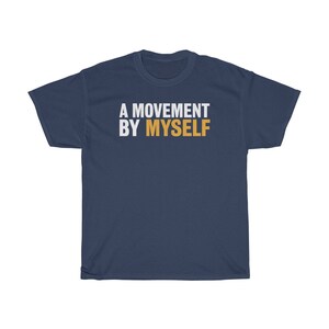 以下が含まれることがあります： 濃い紺色のTシャツに、白抜きで「A MOVEMENT BY MYSELF」という文字が太字で書かれています。文字はTシャツの中央に配置されています。