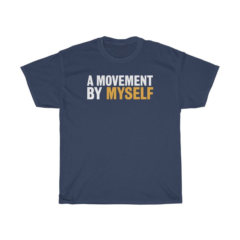 以下が含まれることがあります： 濃い紺色のTシャツに、白抜きで「A MOVEMENT BY MYSELF」という文字が太字で書かれています。文字はTシャツの中央に配置されています。