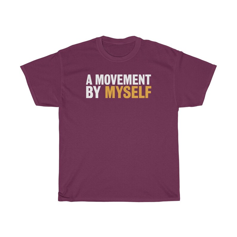 以下が含まれることがあります： マロン色のTシャツに、太字で「A MOVEMENT BY MYSELF」という白い文字が書かれています。文字は黄金色です。