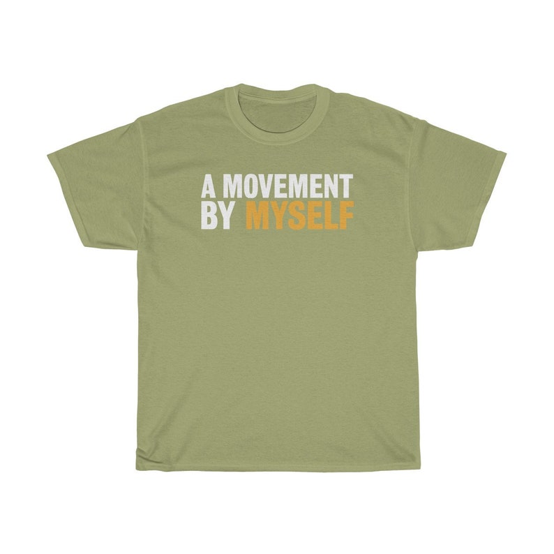以下が含まれることがあります： 白とオレンジの文字で「A MOVEMENT BY MYSELF」と書かれた緑色のTシャツです。