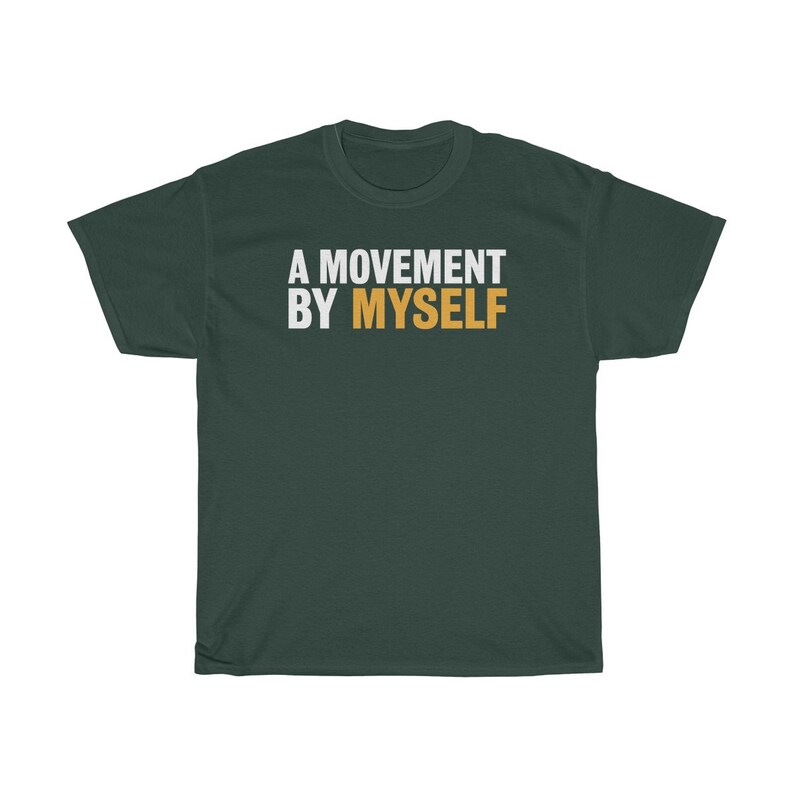 以下が含まれることがあります： 白とオレンジの文字で「A MOVEMENT BY MYSELF」と書かれた濃い緑色のTシャツです。