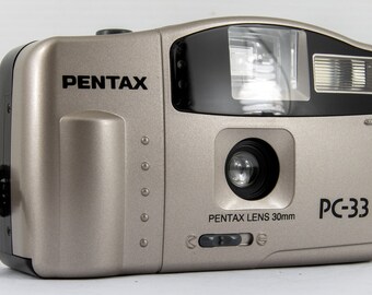 Pentax PC-33 35mm Filmkamera komplett mit Pentax 30mm Objektiv, mit Koffer, neuen Batterien und funktionierendem Blitzgerät, in sehr gutem Zustand.