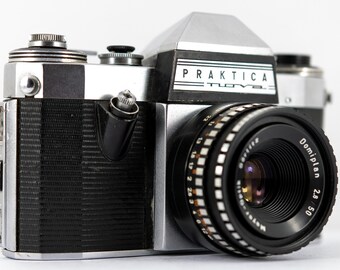 Praktica Nova komplett mit Domiplan 2,8 / 50 Objektiv hergestellt in Deutschland um 1960er Jahre in funktionsfähigem Zustand mit Bereitschaftstasche.