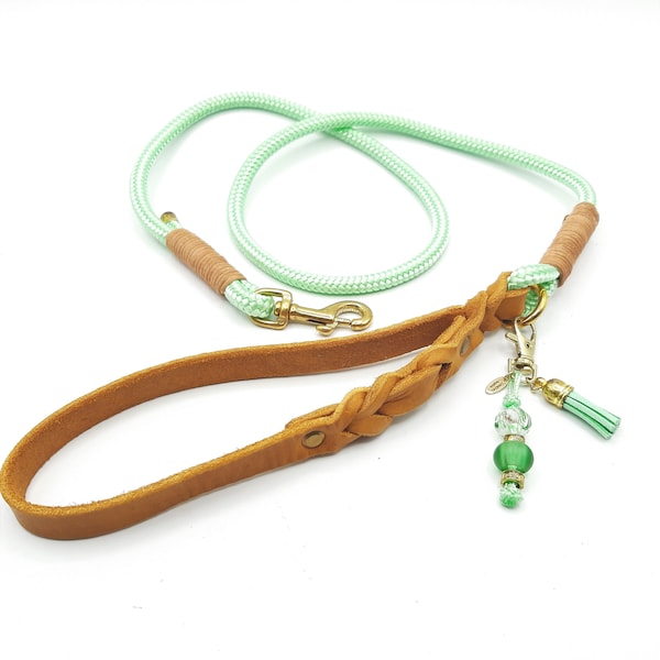 Dog leash made of light green dew with hand strap made of cognac-colored fat leather, fixed length, approx. 100 cm long