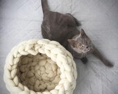 Chunky Cat Bed, Chunky Knit Pet bed, Pet cave, Pet Bedding, Merino Wool Cat bed, arm knit, knit house, Cat cave, Pet house