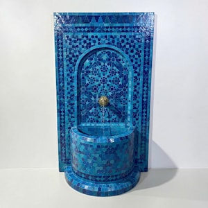 Fontana da parete rustica a mosaico personalizzabile: elemento d'acqua multicolore in stile metà secolo per interni/esterni, ideale per il giardino o il patio.