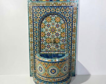 Fuente de pared rústica de mosaico personalizable: fuente de agua multicolor de estilo mediados de siglo para interiores y exteriores, ideal para su jardín o patio.