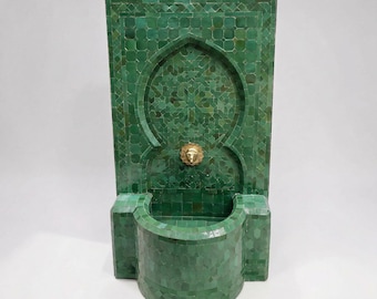 Fontana da parete rustica personalizzabile con mosaico: elemento d'acqua verde in stile metà secolo per interni/esterni, ideale per il giardino o il patio.