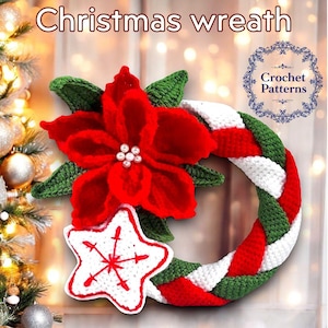 Könnte beinhalten: Ein gehäkelter Weihnachtskranz mit einer roten Weihnachtsstern, einem weißen Stern mit Schneeflockenmuster und einem geflochtenen Untergrund in Grün, Weiß und Rot. Der Kranz ist mit weißen Perlen verziert. "Crochet Patterns" steht in einer dekorativen Schrift auf blauem Hintergrund.