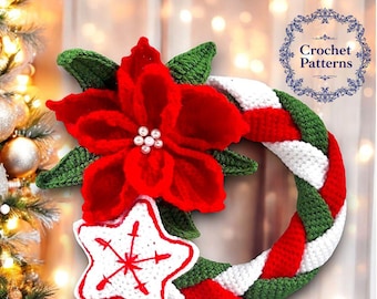 Puede incluir: Una corona de Navidad tejida a crochet con una flor de pascua roja, una estrella blanca con un diseño de copo de nieve y una base trenzada verde, blanca y roja. La corona está decorada con cuentas blancas. "Crochet Patterns" está escrito en una fuente decorativa sobre un fondo azul.