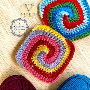 Peut inclure: Deux motifs carrés au crochet avec un motif en spirale. L'un présente des fils bleu, vert et rouge, l'autre des fils violet, jaune et rouge. Le texte sur l'image indique VIDEO TUTORIAL et Crochet Patterns.