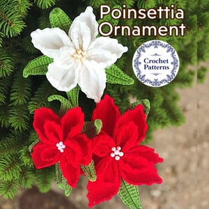 Könnte beinhalten: Gehäkelte Poinsettia-Ornamente in Rot und Weiß mit grünen Blättern. Das Bild enthält den Text "Poinsettia Ornament" und ein rundes Logo mit der Aufschrift "Crochet Patterns". Ideal für Weihnachtsdekorationen.
