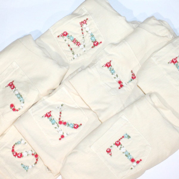 Regalo para el Día de la Madre: Camiseta con bolsillo bordada con letras florales personalizadas / Camiseta unisex de manga corta Comfort Colors para adultos / Adorables camisetas a juego