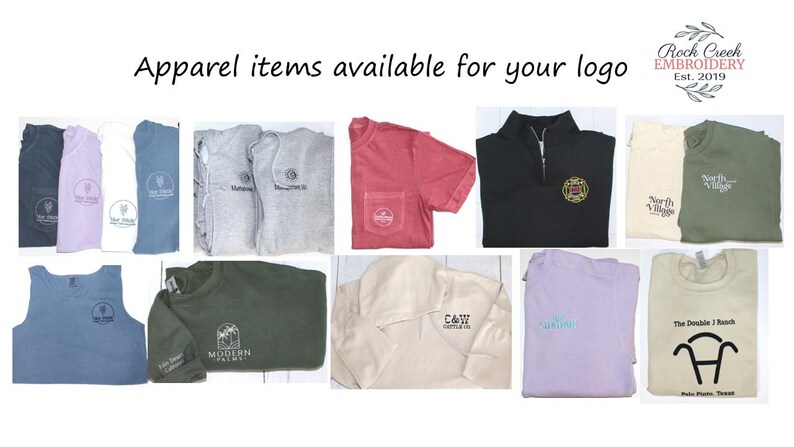 Pu&ograve; includere: Assortimento di capi d'abbigliamento, tra cui t-shirt e felpe, in vari colori come nero, rosso e grigio. Ogni articolo presenta loghi ricamati. Il testo "Apparel items available for your logo" &egrave; in alto.