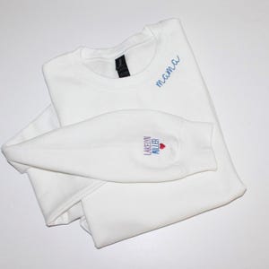 Cuello bordado para mamá y bordado personalizado en las mangas / Ropa para mamás primerizas / Sudadera cómoda para mamás / Sudadera unisex para adultos / Regalo para el Día de la Madre imagen 8
