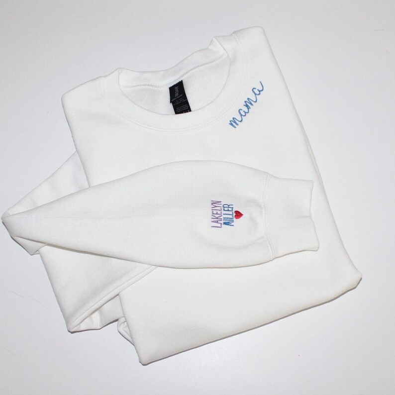 Cuello bordado para mamá y bordado personalizado en las mangas / Ropa para mamás primerizas / Sudadera cómoda para mamás / Sudadera unisex para adultos / Regalo para el Día de la Madre imagen 8