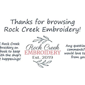 Pu&ograve; includere: Un logo per Rock Creek Embroidery, un'azienda fondata nel 2019. Il logo presenta una ghirlanda floreale stilizzata con il nome dell'azienda in rosa e la data di fondazione in nero.
