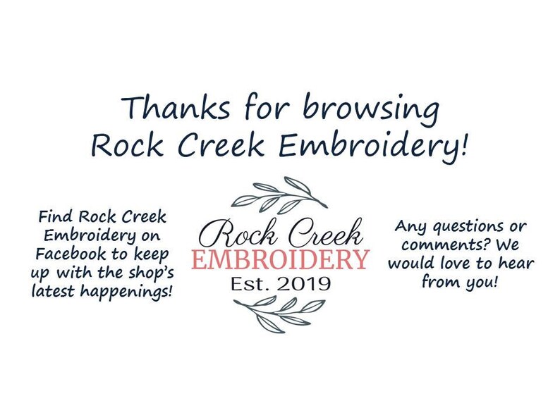 Pu&ograve; includere: Un logo per Rock Creek Embroidery, un'azienda fondata nel 2019. Il logo presenta una ghirlanda floreale stilizzata con il nome dell'azienda in rosa e la data di fondazione in nero.